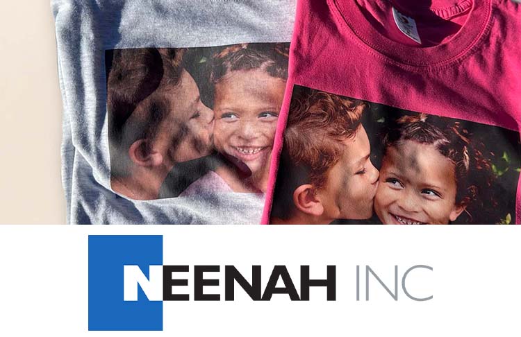 Bild på två tröjor tryckt med Neenah. Bilden är dekorerad med Nenaahs logotyp.